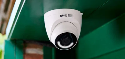 Cámara IP Domo con luz antirrobo y Full HD Cámara IP Domo con luz antirrobo y Full HD