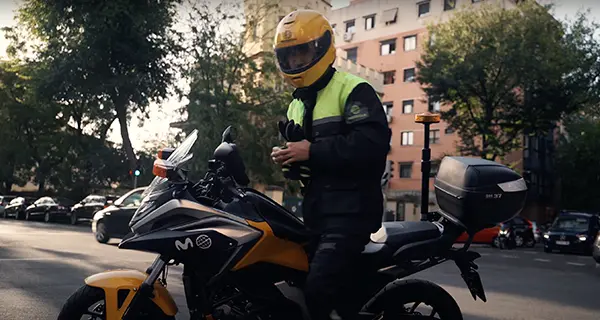 Servicio de seguridad adicional a tus cámaras Wifi Interior Un vigilante en moto acude a un inmueble cuyas cámaras Wifi han detectado peligro