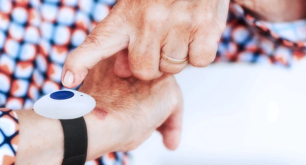 Activa el botón de pánico de forma fácil y rápida: A través de la pulsera Activa el botón de pánico de forma fácil y rápida: A través de la pulsera
