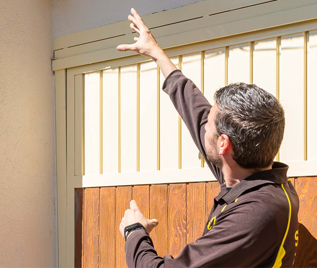 Evaluación exhaustiva Experto en seguridad haciendo una evaluación exhaustiva de la vivienda