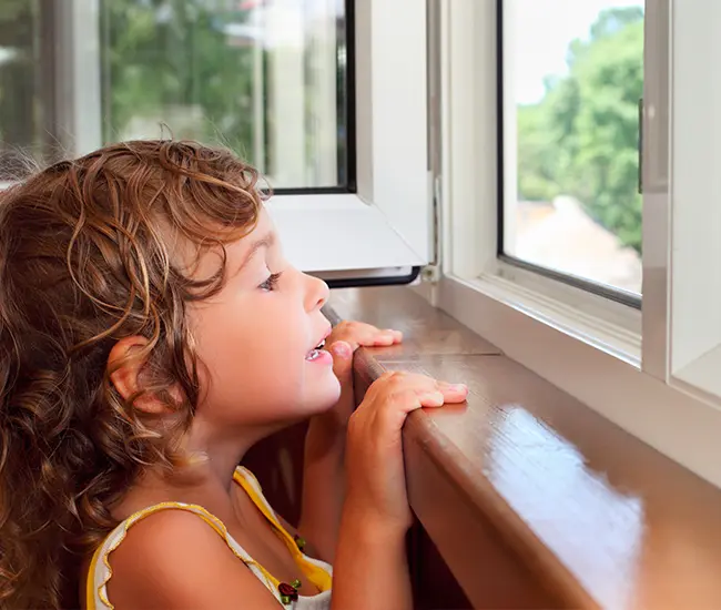 Prevención y mitigación Imagen de niño mirando por una ventana prevención y mitigación